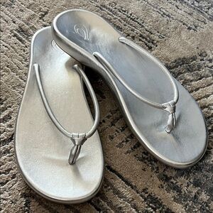 Olukai Huawai metallic silver flip flops 9